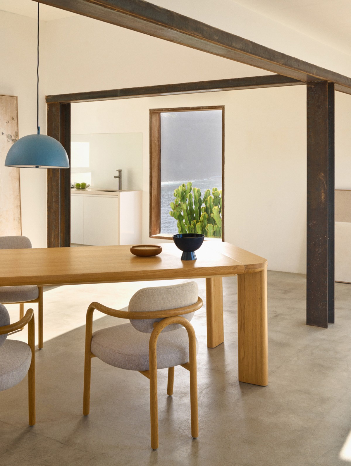Mesas extensibles hechas para que aproveches al mximo tu espacio. Con una silueta contempornea y un acabado de tonalidades naturales.