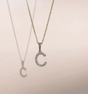 COLLAR CON INICIAL CON DIAMANTE CREADO ORO